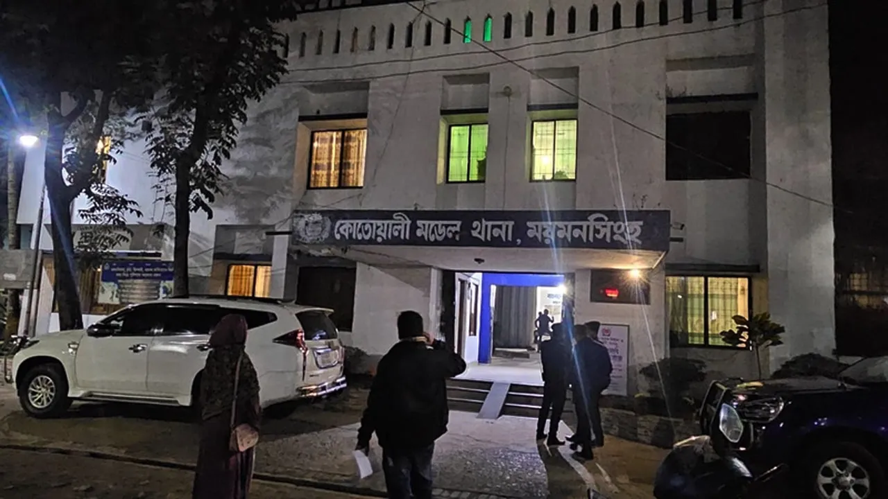 ময়মনসিংহে ৫ পুলিশ সদস্যকে কুপিয়ে হাতকড়াসহ আসামি ছিনতাই