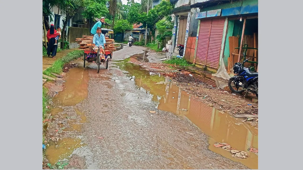 খানাখন্দে বেহাল কাউখালীর গুরুত্বপূর্ণ সড়ক : দুর্ভোগে জনসাধারণ, দ্রুত সংস্কারের দাবি