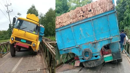 সংস্কারের দু’দিনের মাথায় ইটবোঝাই ট্রাকসহ বেইলি ব্রিজ ধস