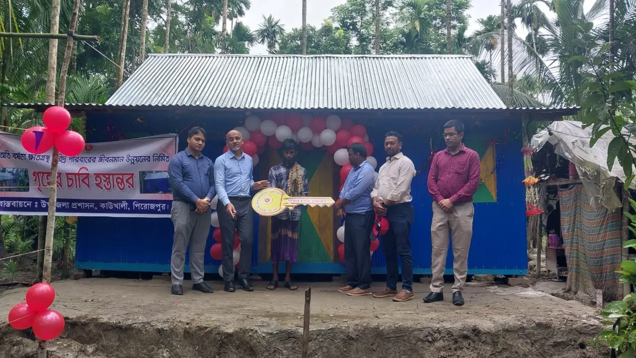 কাউখালীতে নতুন ঘর পেলেন দিনমজুর ওমর ফারুক