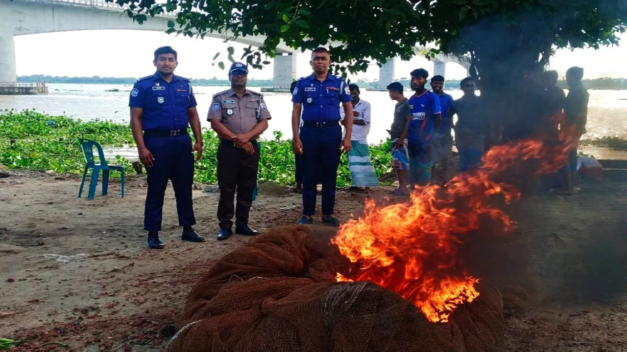কাউখালীতে ৭ হাজার মিটার অবৈধ বেহুন্দি জাল উদ্ধার, পুড়িয়ে ধ্বংস
