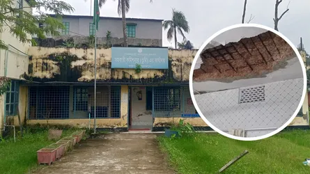 কাউখালীতে ঝুঁকিপূর্ণ ভবনে চলছে ভূমি সেবা