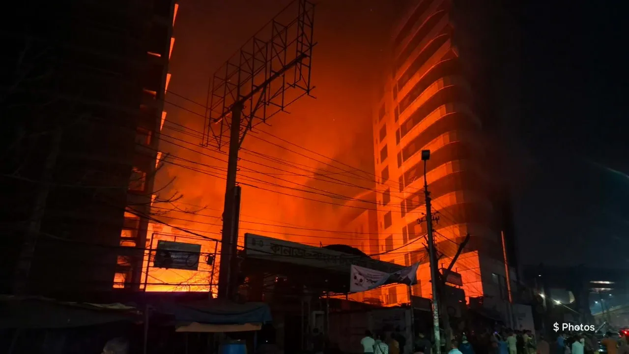 কারওয়ান বাজারের কাঠপট্টিতে আগুন, নিয়ন্ত্রণে ফায়ার সার্ভিসের ৫ ইউনিট