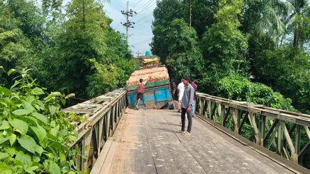 ট্রাকের ভারে ব্রিজ বিধ্বস্ত হয়ে কাউখালী-চট্টগ্রাম সড়ক যোগাযোগ বিচ্ছিন্ন