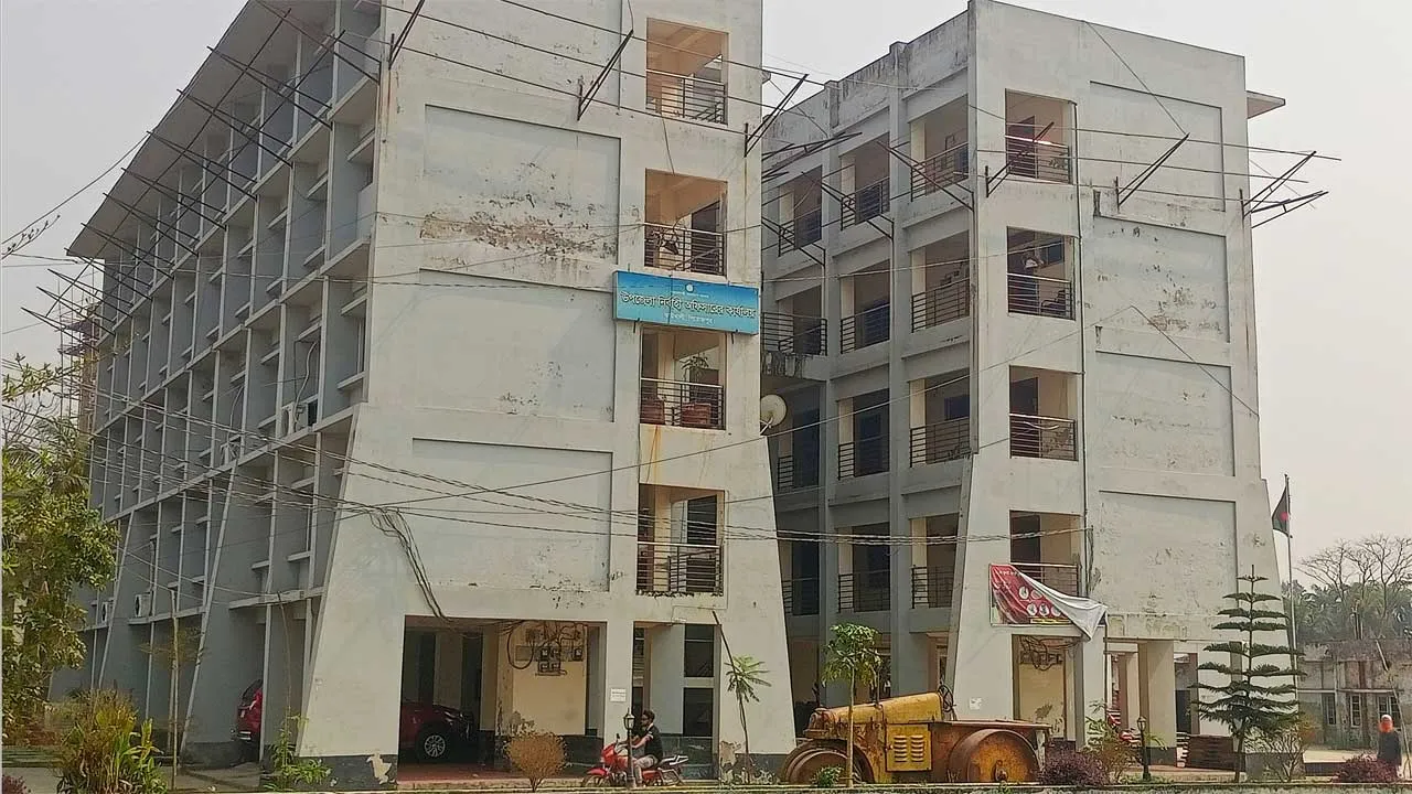 কাউখালীতে সরকারি বাসায় থেকেও ভাড়া না দেয়ার অভিযোগ