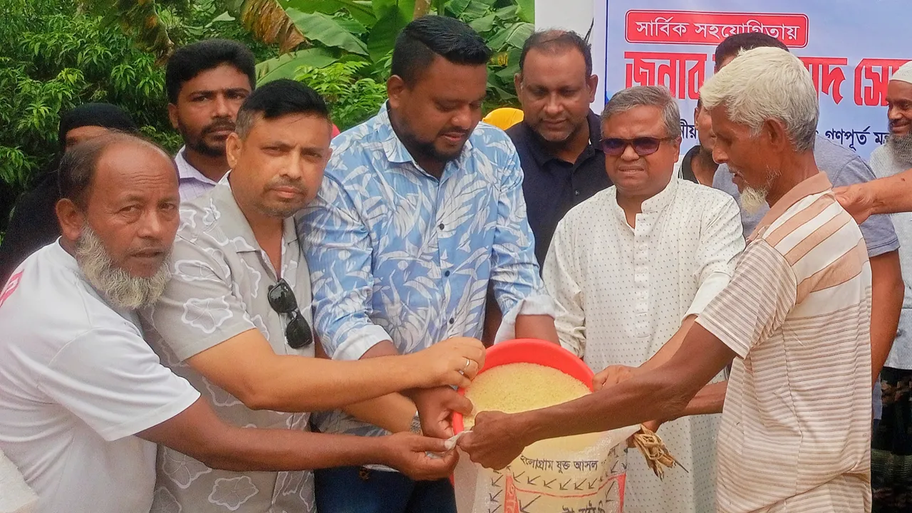 কাউখালীতে ১ হাজার পরিবারের মাঝে জিআর চাল বিতরণ