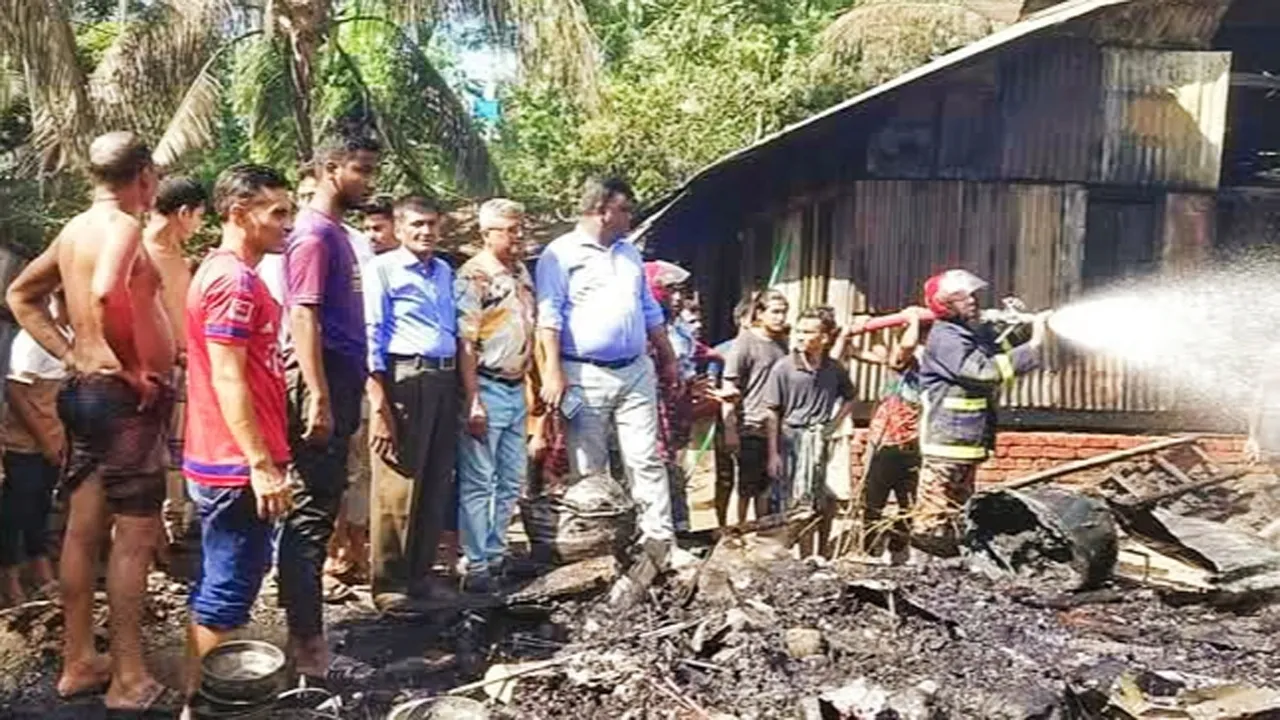 পিরোজপুরে দুই বসতঘরে আগুন