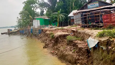 কাউখালীতে সন্ধ্যা নদী ও গাবখান মোহনায় ভাঙন তীব্র, আতঙ্কে ব্যবসায়ীরা