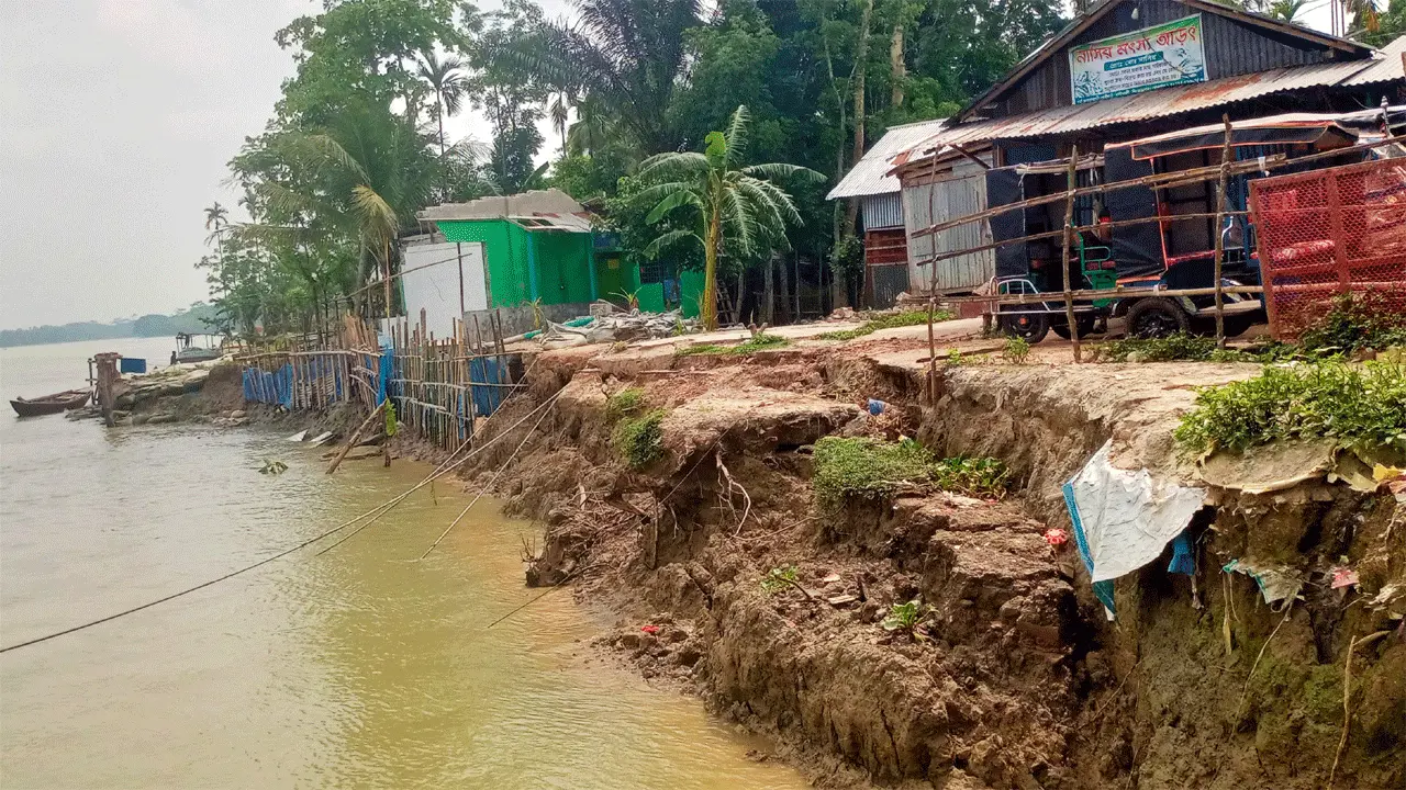 কাউখালীতে সন্ধ্যা নদী ও গাবখান মোহনায় ভাঙন তীব্র, আতঙ্কে ব্যবসায়ীরা
