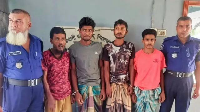 কাউখালীতে পুলিশের অভিযানে ৪ মাদককারবারি গ্রেফতার