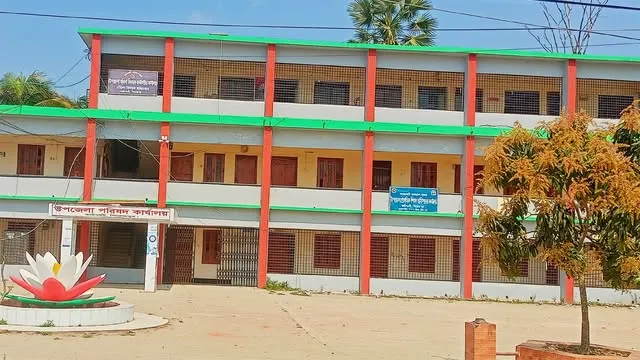 কাউখালীতে নোংরা পরিবেশে চলছে প্রাথমিক বিদ্যালয়ে পাঠদান