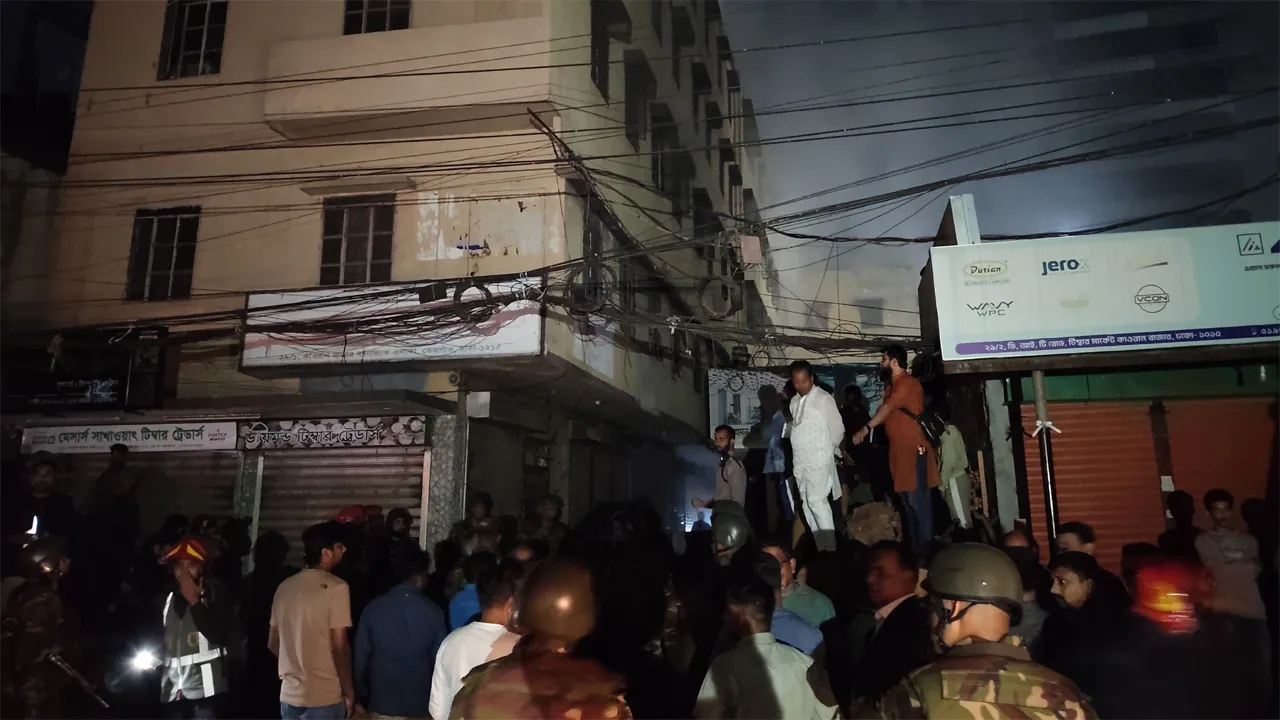দুই ঘণ্টা পর কারওয়ান বাজারের আগুন নিয়ন্ত্রণে
