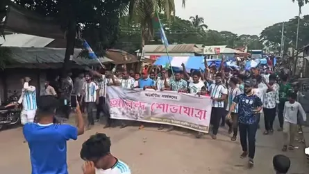 কেন্দুয়ায় আর্জেন্টিনার ৩০০ ফুট দীর্ঘ পতাকা নিয়ে মিছিল