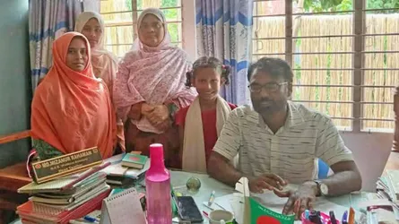 দু'মুঠো খাবারের জন্য স্কুল ছাড়ল কেয়া-আয়শা, ফিরিয়ে আনার আকুতি শিক্ষকের