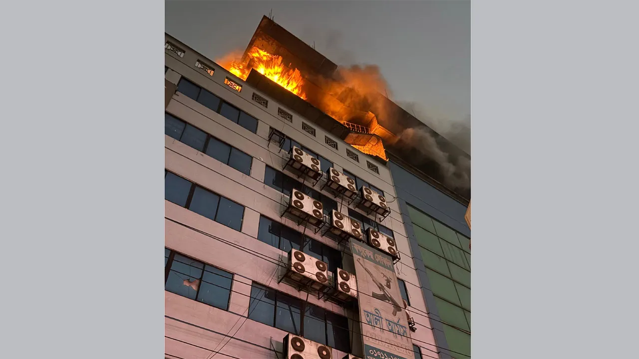গুলিস্তানে মার্কেটে আগুন, নিয়ন্ত্রণে ফায়ার সার্ভিসের ৯ ইউনিট
