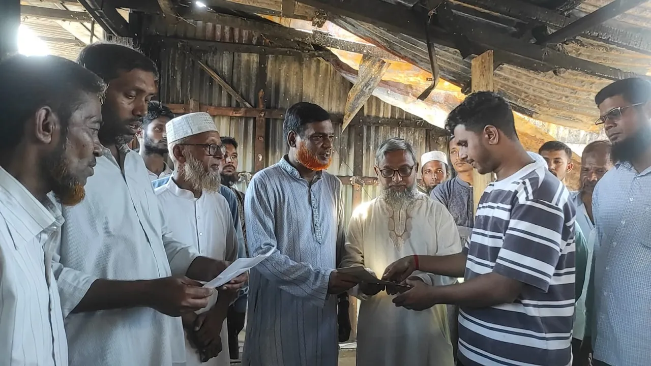 খাগড়াছড়ির মহালছড়িতে অগ্নিকাণ্ডে ক্ষতিগ্রস্ত ব্যবসায়ীদের পাশে জামায়াতে ইসলামী