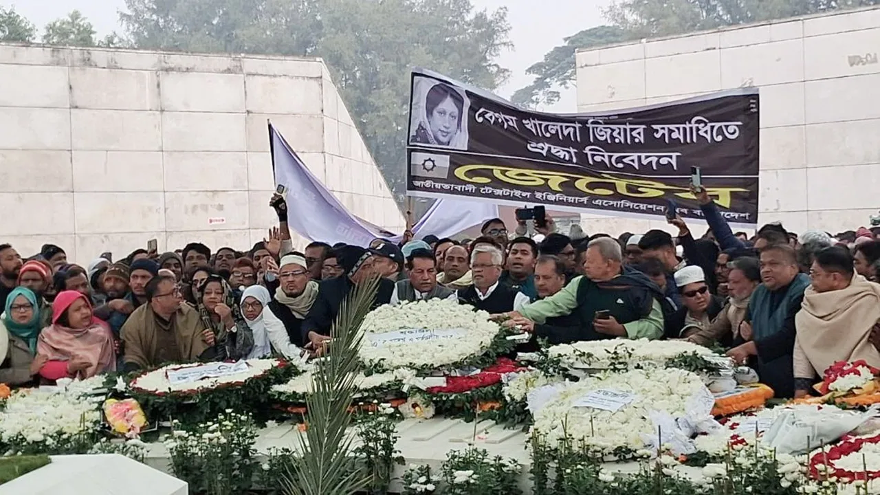 খালেদা জিয়ার কবরে নব্বইয়ের ছাত্র ঐক্যের নেতাদের শ্রদ্ধা