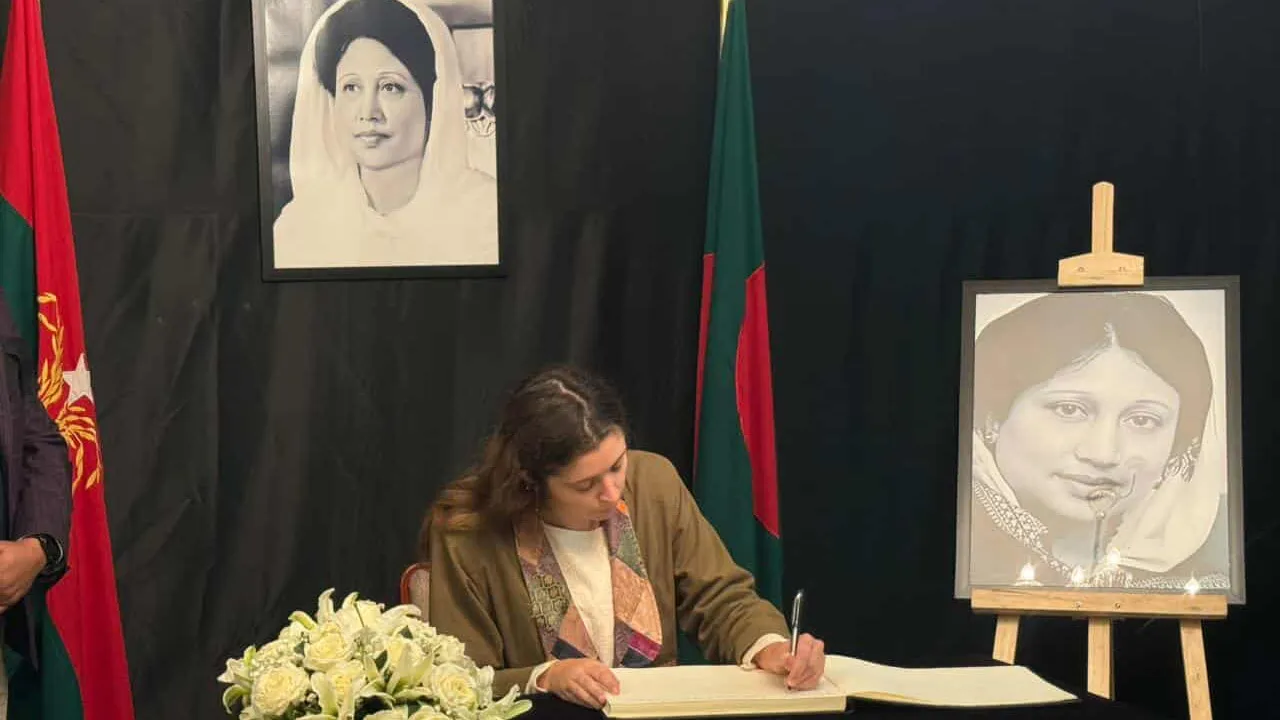 বিভিন্ন দেশের প্রতিনিধিদের শোক বইয়ে স্বাক্ষর