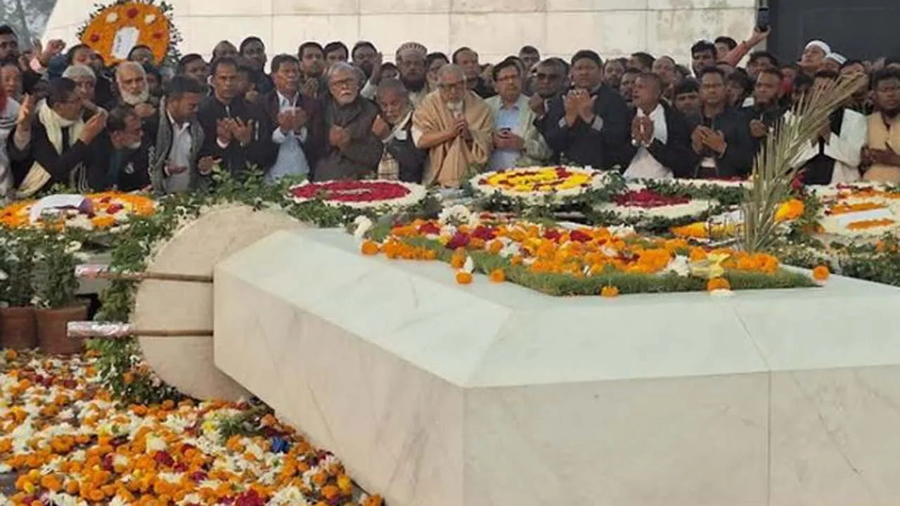 ফুলেল ভালোবাসায় ছেয়ে গেছে খালেদা জিয়ার কবর