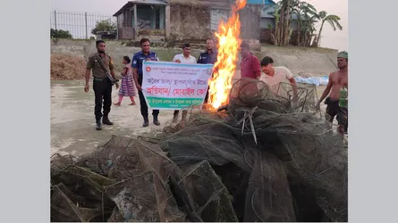 খালিয়াজুড়িতে লক্ষাধিক টাকার নিষিদ্ধ চায়না জাল জব্দ
