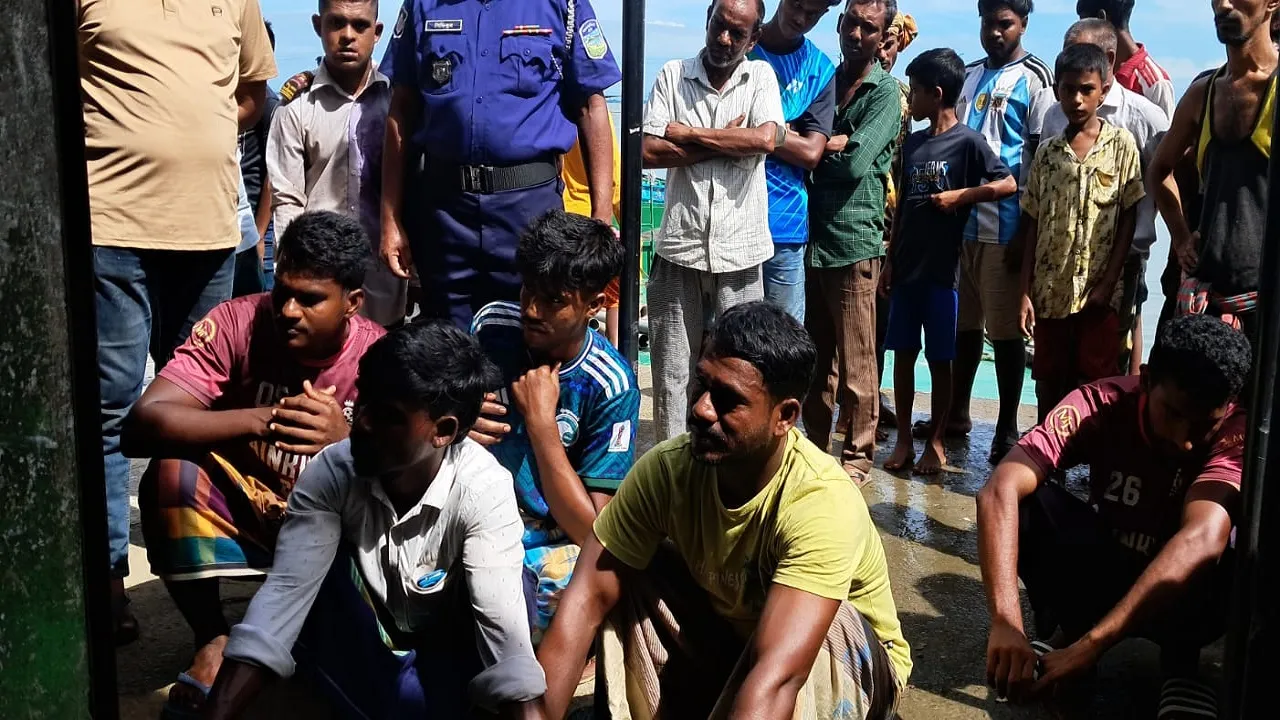 খালিয়াজুরীতে বালু উত্তোলনের সময় নৌকাসহ পাঁচজনকে আটক করে জরিমানা