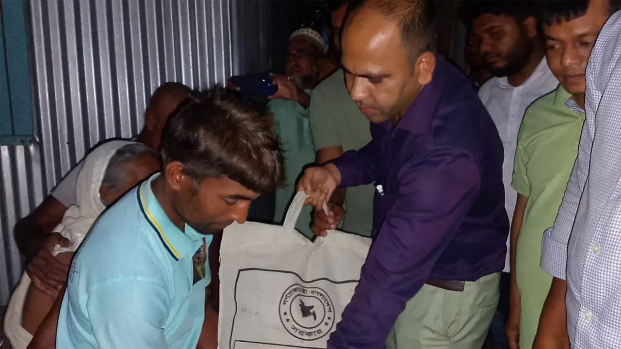 খালিয়াজুড়িতে অসহায় পরিবারের হাতে শুকনো খাবার তুলে দিলেন ইউএনও