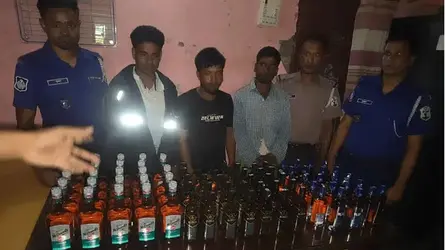 খালিয়াজুড়িতে ৮০ বোতল ভারতীয় মদের চালানসহ আটক ৩