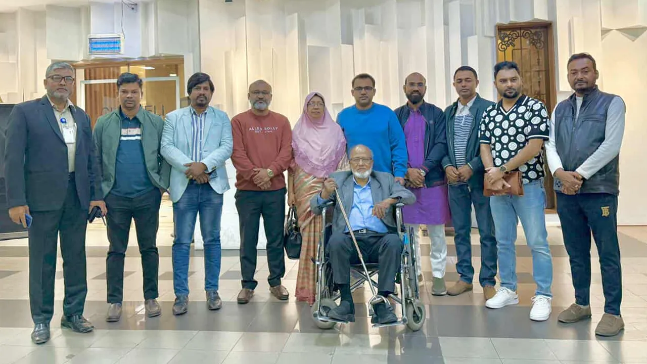 সিঙ্গাপুর গেলেন বিএনপি নেতা খন্দকার মোশাররফ