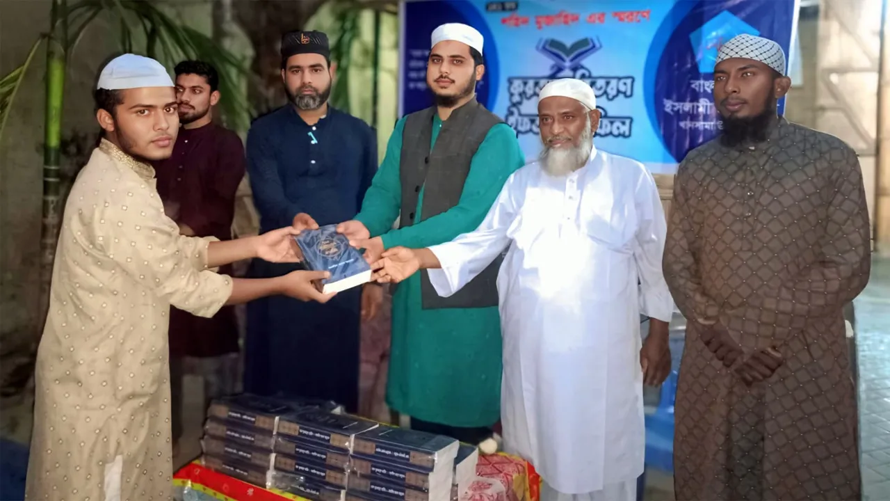 শহীদ মুজাহিদ স্মরণে খানসামায় ছাত্রশিবিরের কোরআন বিতরণ