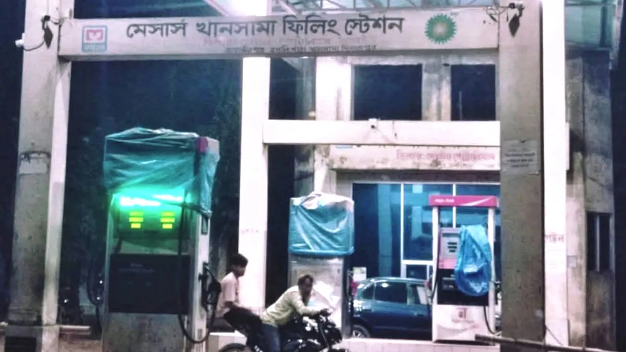 খানসামা ফিলিং স্টেশনে তেল কম দেয়ার অভিযোগ, প্রতারণার শিকার গ্রাহকরা