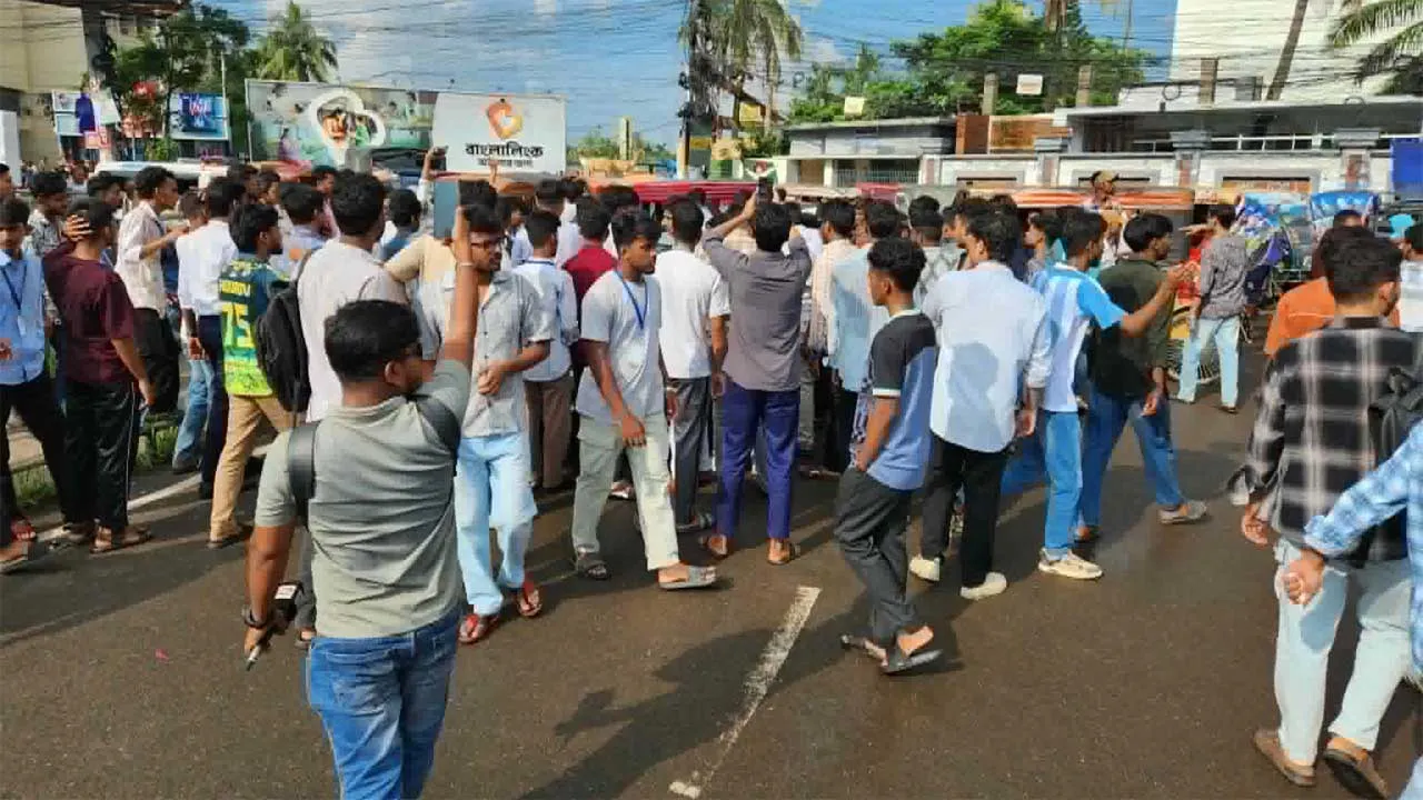 শিক্ষামন্ত্রীর পদত্যাগ দাবিতে খুলনায়  শিক্ষার্থীদের সড়ক অবরোধ