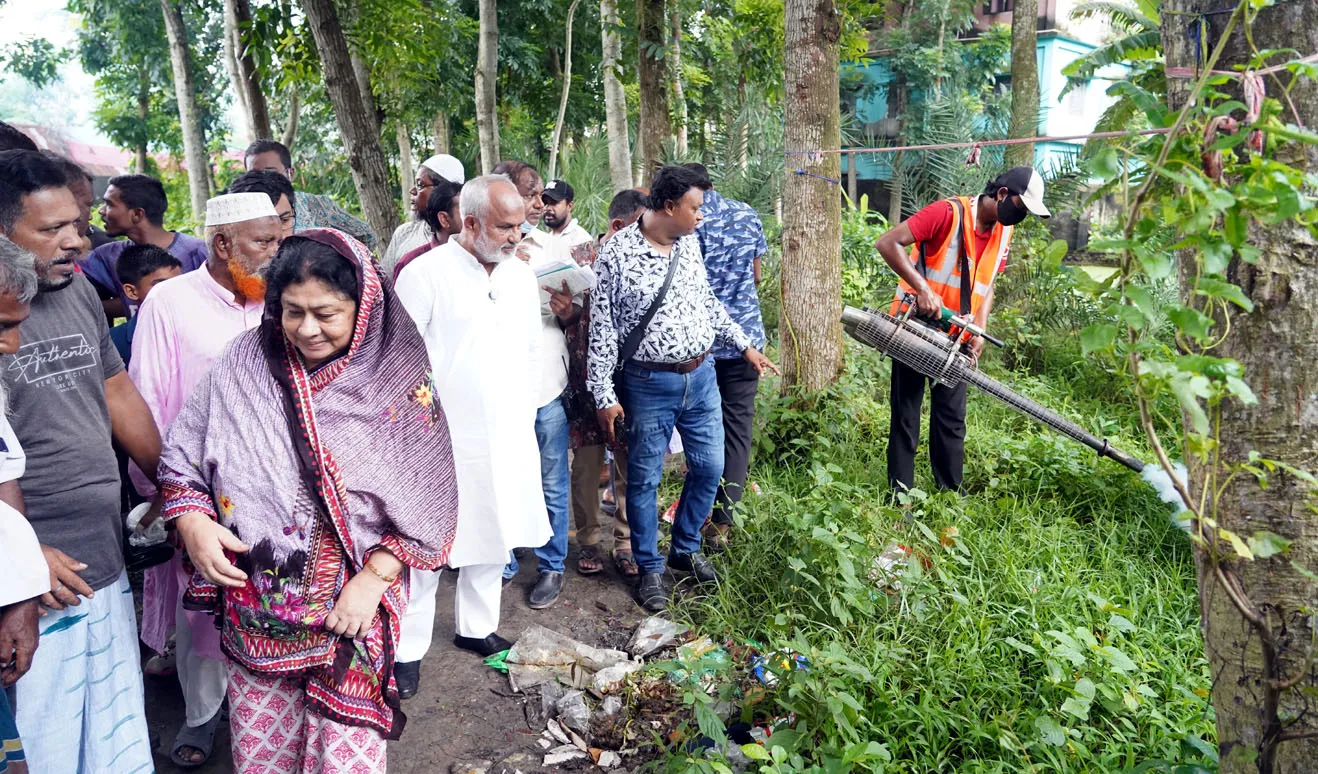 ডেঙ্গু নিয়ন্ত্রণে কেসিসির ক্রাশ প্রোগ্রাম পরিদর্শনে প্রশাসক