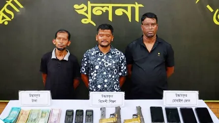 খুলনায় বিদেশী পিস্তল, গুলিসহ গ্রেফতার ৩