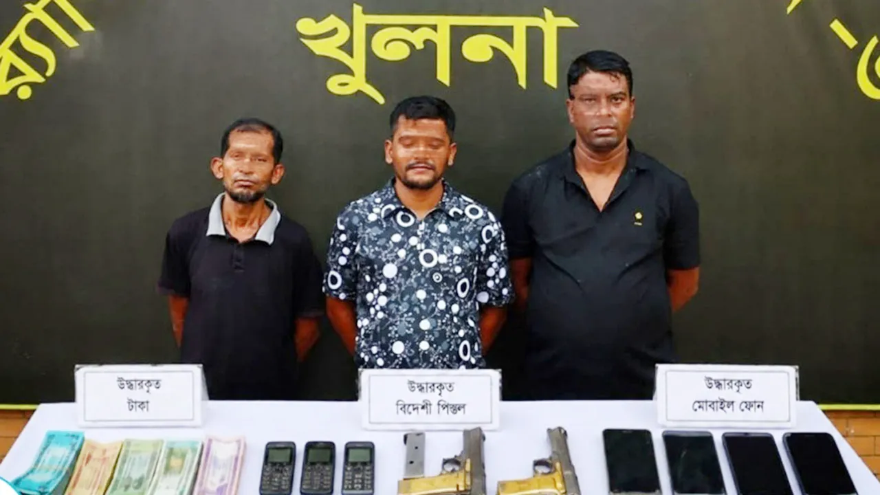 খুলনায় বিদেশী পিস্তল, গুলিসহ গ্রেফতার ৩