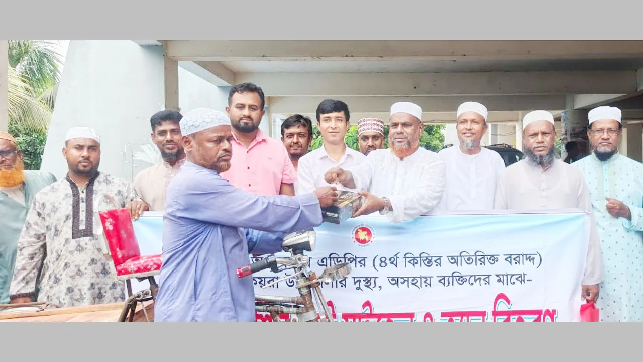কয়রায় দুস্থদের মাঝে ব্যাটারিচালিত ভ্যান বিতরণ
