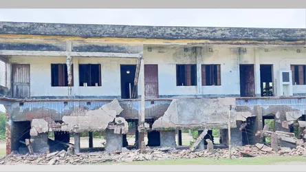 কয়রায় ভেঙে পড়েছে কলেজের ছাদ, আতঙ্কে শিক্ষক-শিক্ষার্থীরা