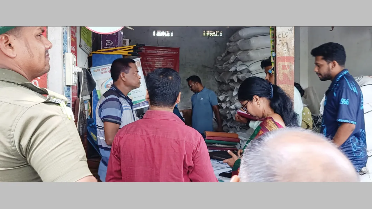 কয়রায় বেশি দামে সার বিক্রি, ডিলারকে জরিমানা
