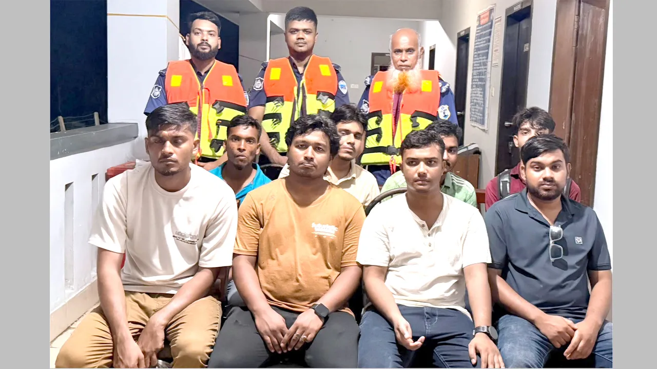 কয়রায় নৌকাডুবি, ৯ পর্যটককে উদ্ধার করল নৌ-পুলিশ