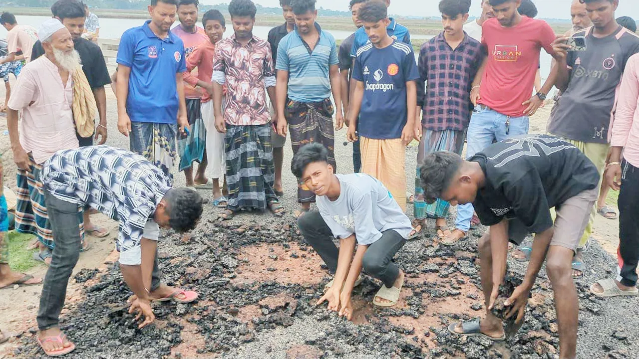কয়রায় হাতের স্পর্শেই উঠে যাচ্ছে সড়কের পিচ, ক্ষুব্ধ গ্রামবাসী