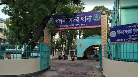 খুলনায় দুই মাদক কারবারির বাড়ি ভাঙচুর : আটক ৪