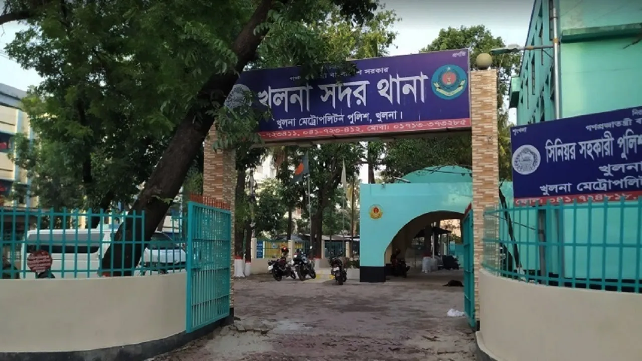 খুলনায় দুই মাদক কারবারির বাড়ি ভাঙচুর : আটক ৪