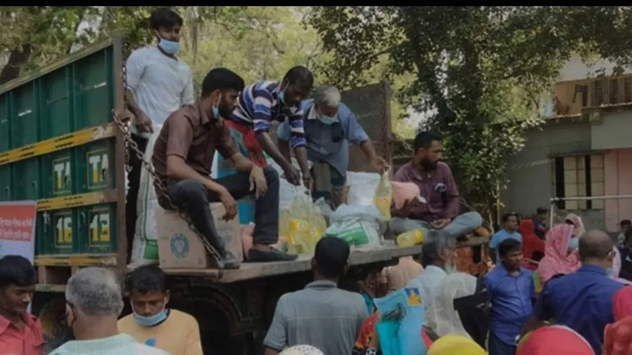 খুলনার ১৫ স্পটে ট্রাকে টিসিবি’র পণ্য বিক্রি শুরু