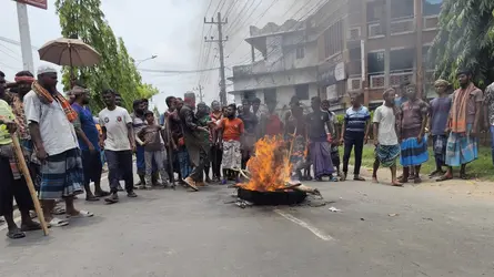 খুলনায় পাট শ্রমিকদের সড়ক অবরোধ করে বিক্ষোভ