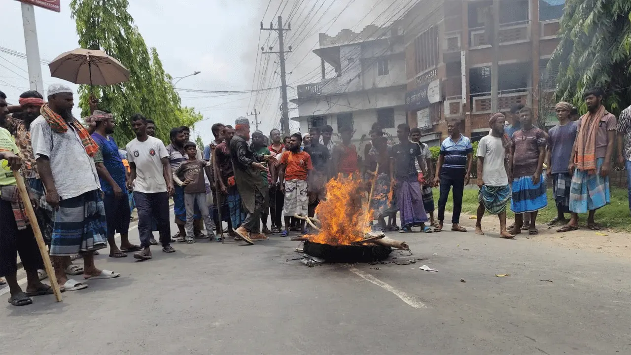 খুলনায় পাট শ্রমিকদের সড়ক অবরোধ করে বিক্ষোভ