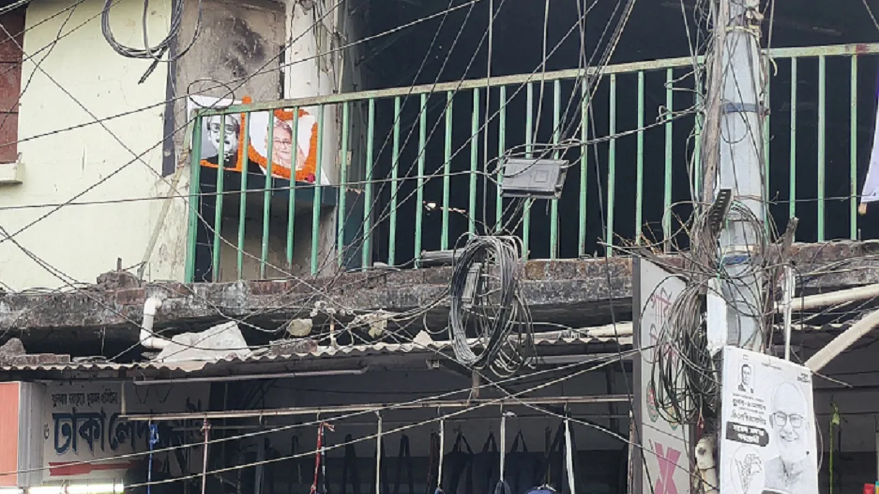 খুলনায় কার্যক্রম নিষিদ্ধ আওয়ামী লীগের অফিসে নেতাকর্মীদের প্রবেশ