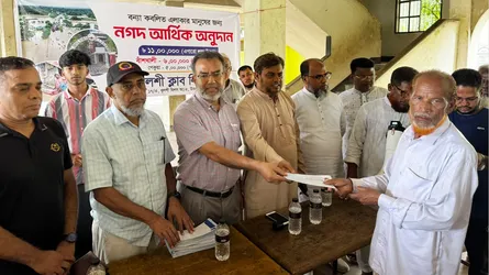 বাঁশখালীতে বন্যাদুর্গতদের মাঝে খুলশী ক্লাবের অর্থ সহায়তা