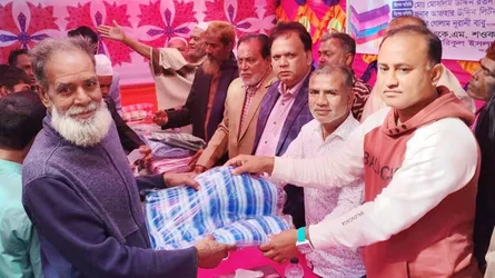 কুলিয়ারচরে ‘মালেক মাস্টার স্মৃতি ফাউন্ডেশন’র উদ্যোগে শীতার্তদের মাঝে কম্বল বিতরণ