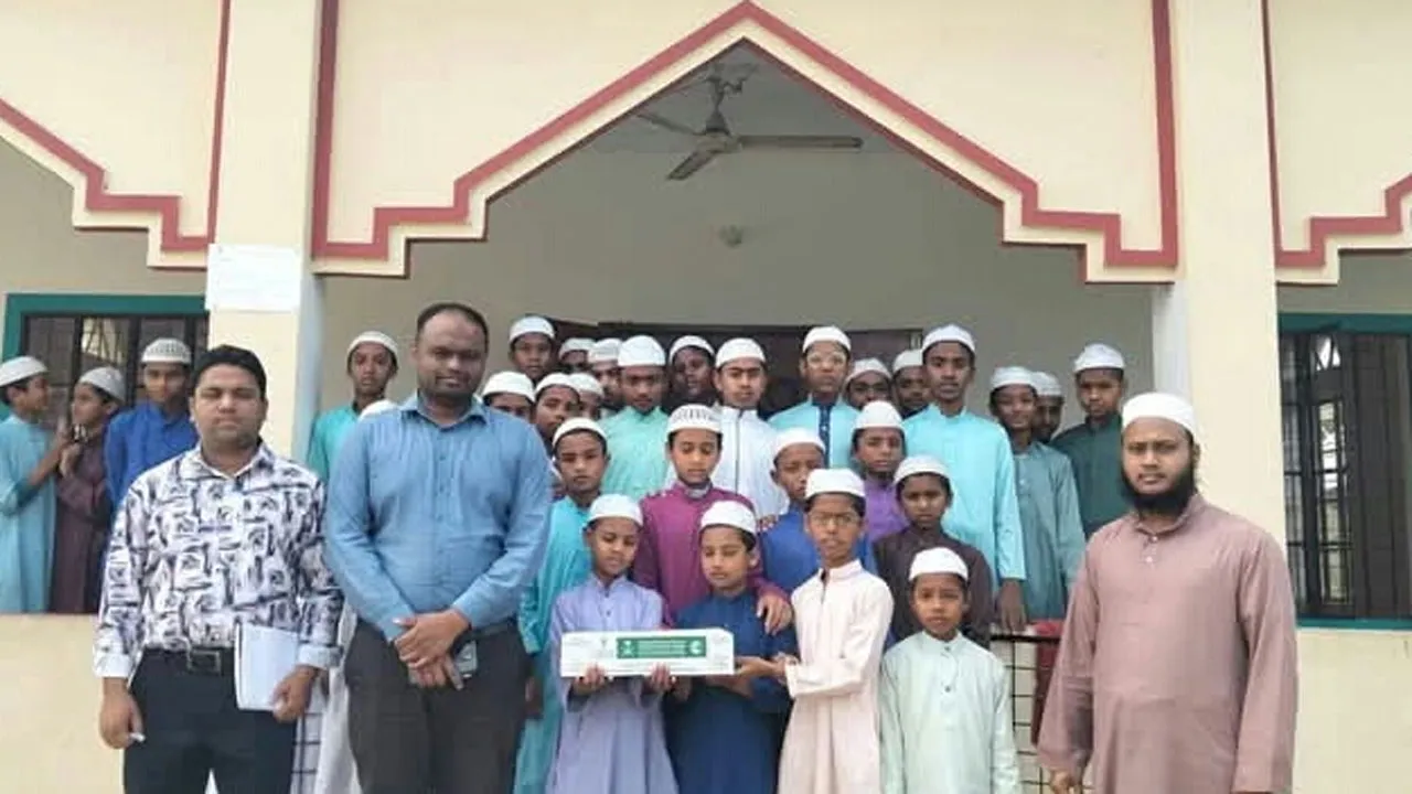 হোসেনপুরের ৩২ মাদরাসা ও এতিমখানায় সৌদির খেজুর বিতরণ