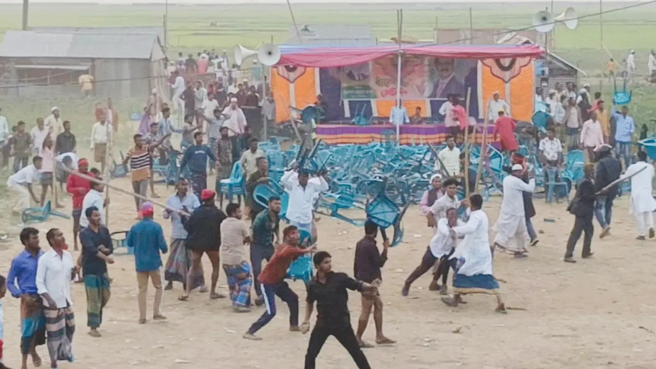 নির্বাচনী জনসভায় চেয়ারে বসা নিয়ে বিএনপি-যুবদলের সংঘর্ষ, আহত ৩০