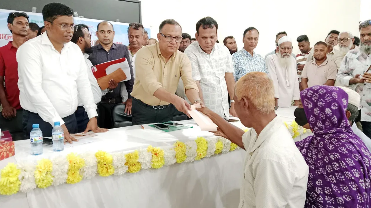 কুলিয়ারচরে কৃষকদের মাঝে বিনামূল্যে বীজ ও সার বিতরণ